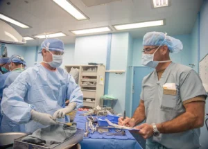 👨‍⚕️ Ameliyathane Önlüğü: Nedir, Nasıl Giyilir, Hangi Özelliklerde Olmalı?